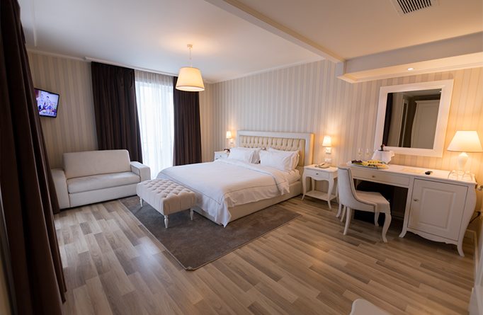 Dhomat Dyshe Delukse me Ballkon dhe Pamje nga Deti